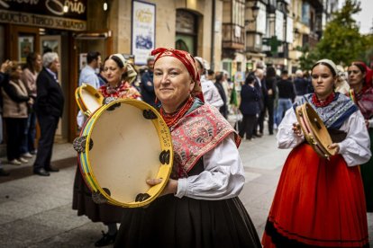 Danzas y músicas folclóricas por las calles de Soria