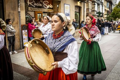 Danzas y músicas folclóricas por las calles de Soria