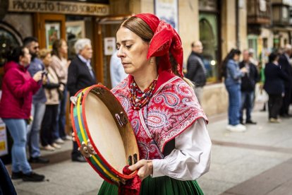 Danzas y músicas folclóricas por las calles de Soria