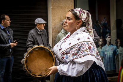 Danzas y músicas folclóricas por las calles de Soria