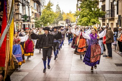 Danzas y músicas folclóricas por las calles de Soria