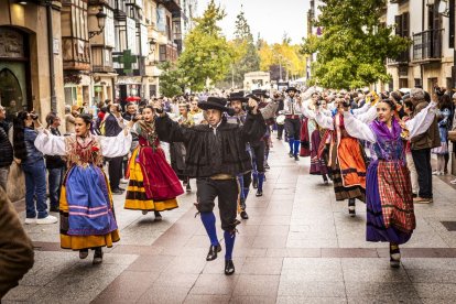 Danzas y músicas folclóricas por las calles de Soria