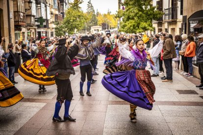 Danzas y músicas folclóricas por las calles de Soria