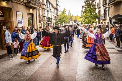 Danzas y músicas folclóricas por las calles de Soria