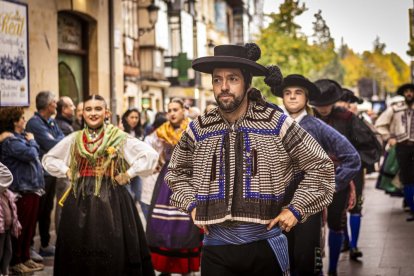 Danzas y músicas folclóricas por las calles de Soria