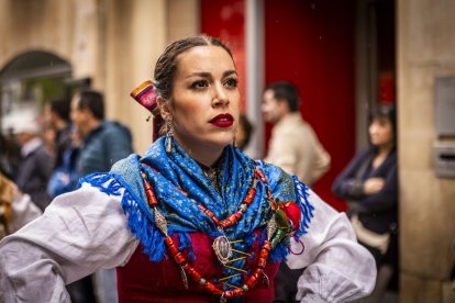 Danzas y músicas folclóricas por las calles de Soria