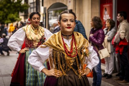 Danzas y músicas folclóricas por las calles de Soria