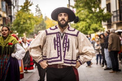 Danzas y músicas folclóricas por las calles de Soria