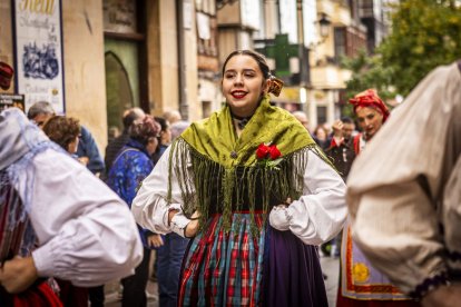 Danzas y músicas folclóricas por las calles de Soria