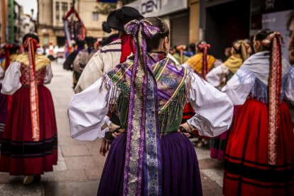 Danzas y músicas folclóricas por las calles de Soria