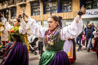 Danzas y músicas folclóricas por las calles de Soria