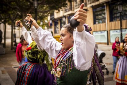 Danzas y músicas folclóricas por las calles de Soria