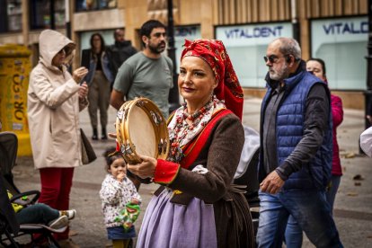 Danzas y músicas folclóricas por las calles de Soria