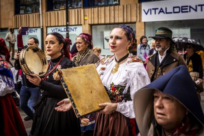 Danzas y músicas folclóricas por las calles de Soria