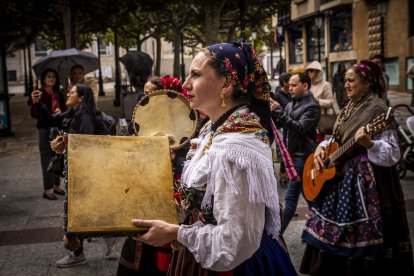 Danzas y músicas folclóricas por las calles de Soria