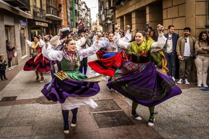 Danzas y músicas folclóricas por las calles de Soria