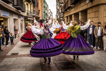 Danzas y músicas folclóricas por las calles de Soria