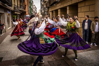 Danzas y músicas folclóricas por las calles de Soria