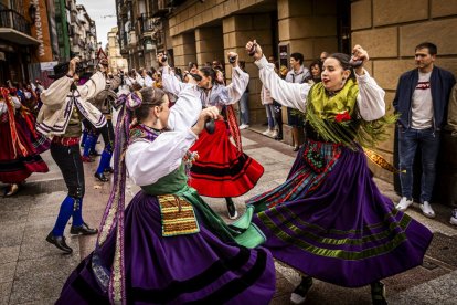 Danzas y músicas folclóricas por las calles de Soria