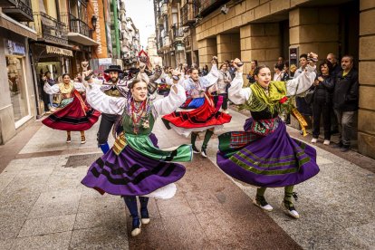 Danzas y músicas folclóricas por las calles de Soria