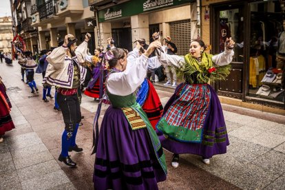 Danzas y músicas folclóricas por las calles de Soria