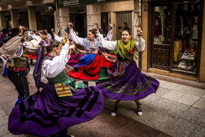 Danzas y músicas folclóricas por las calles de Soria