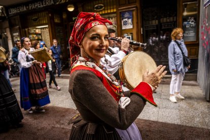 Danzas y músicas folclóricas por las calles de Soria