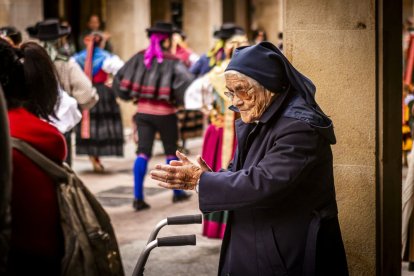 Danzas y músicas folclóricas por las calles de Soria