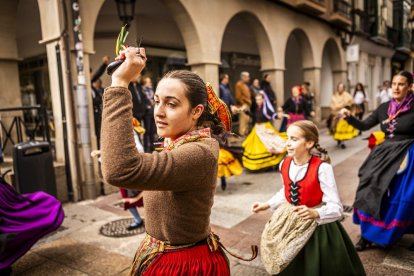 Danzas y músicas folclóricas por las calles de Soria