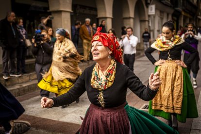 Danzas y músicas folclóricas por las calles de Soria