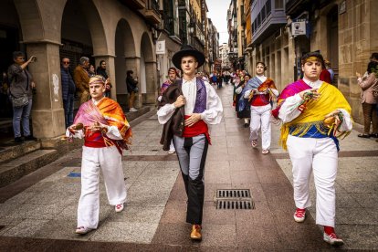 Danzas y músicas folclóricas por las calles de Soria