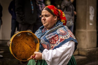 Danzas y músicas folclóricas por las calles de Soria