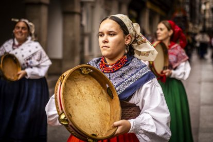 Danzas y músicas folclóricas por las calles de Soria