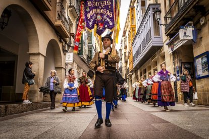 Danzas y músicas folclóricas por las calles de Soria