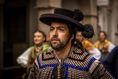 Danzas y músicas folclóricas por las calles de Soria