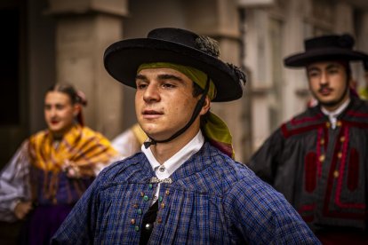 Danzas y músicas folclóricas por las calles de Soria