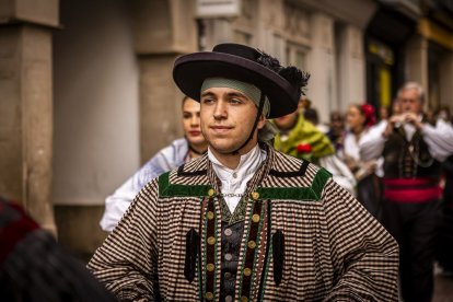 Danzas y músicas folclóricas por las calles de Soria