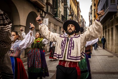 Danzas y músicas folclóricas por las calles de Soria