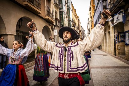 Danzas y músicas folclóricas por las calles de Soria