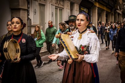 Danzas y músicas folclóricas por las calles de Soria