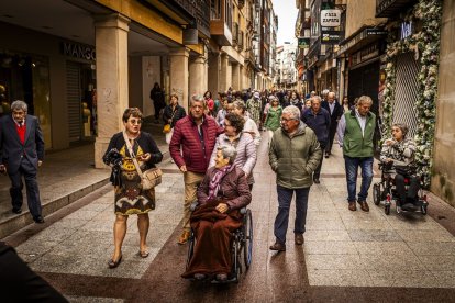 Danzas y músicas folclóricas por las calles de Soria