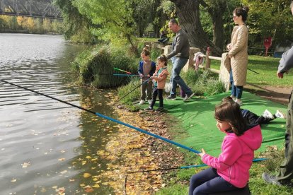 Los más jóvenes aprenden y disfrutan de la pesca