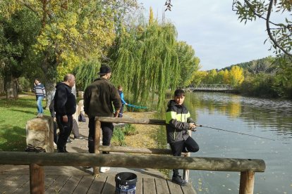 Los más jóvenes aprenden y disfrutan de la pesca