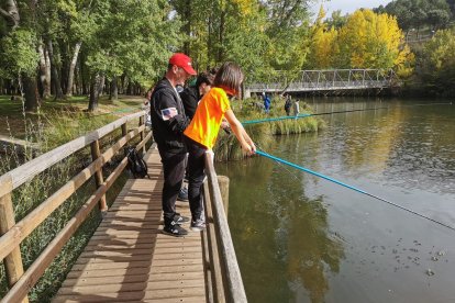 Los más jóvenes aprenden y disfrutan de la pesca