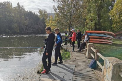 Los más jóvenes aprenden y disfrutan de la pesca