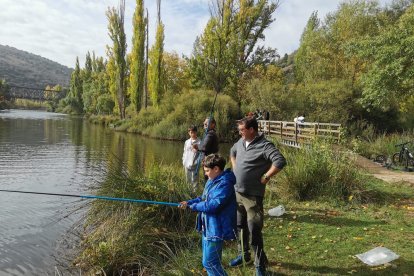 Los más jóvenes aprenden y disfrutan de la pesca