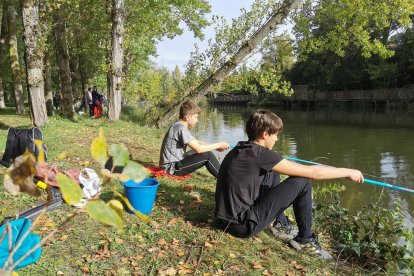 Los más jóvenes aprenden y disfrutan de la pesca