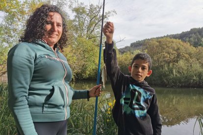 Los más jóvenes aprenden y disfrutan de la pesca