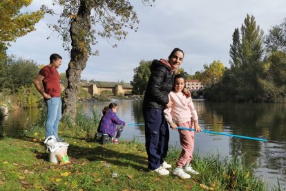 Los más jóvenes aprenden y disfrutan de la pesca