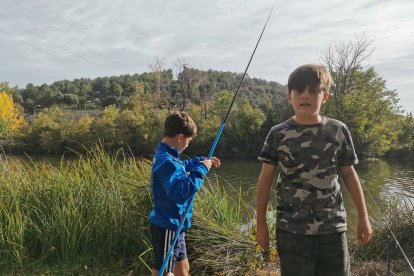 Los más jóvenes aprenden y disfrutan de la pesca